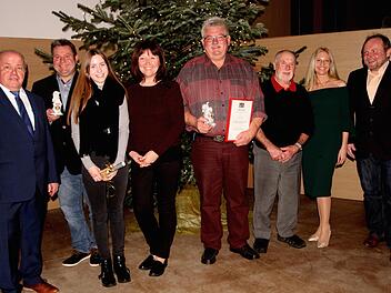 Bei der Jahresschlussfeier wurden auch Bürger und Persönlichkeiten geehrt; von links im Bild Bürgermeister Karl Heinz Kandler, Roland Gehring, Ann-Sophie Gehring, Rektorin Claudia Gigglberger, Wolfgang Holzmann, Bruno Reuß, Dritte Bürgermeisterin Eva-Maria Schmitt sowie Zweiter Bürgermeister Reinhold Stöhr.Günther Geiling