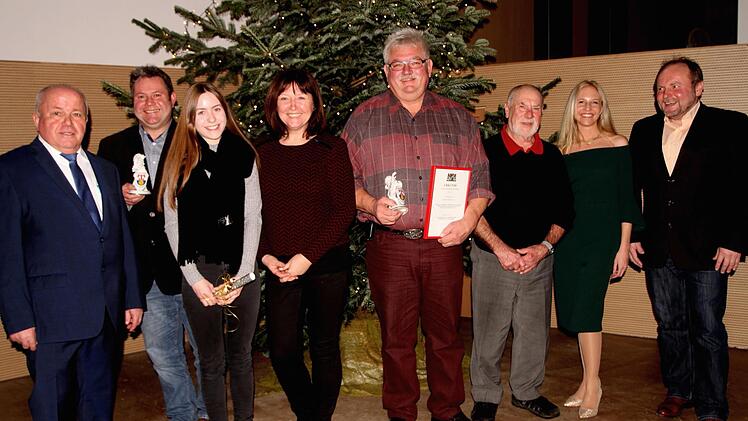 Bei der Jahresschlussfeier wurden auch Bürger und Persönlichkeiten geehrt; von links im Bild Bürgermeister Karl Heinz Kandler, Roland Gehring, Ann-Sophie Gehring, Rektorin Claudia Gigglberger, Wolfgang Holzmann, Bruno Reuß, Dritte Bürgermeisterin Eva-Maria Schmitt sowie Zweiter Bürgermeister Reinhold Stöhr.Günther Geiling
