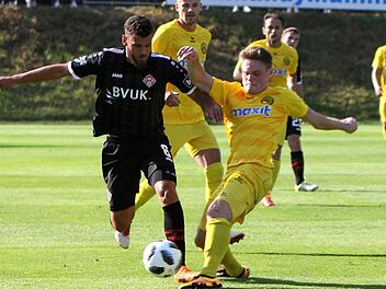 Der Würzburger Dore Gnasse (links) gegen seinen Bayreuther Kontrahenten Fotos: Günther Geiling