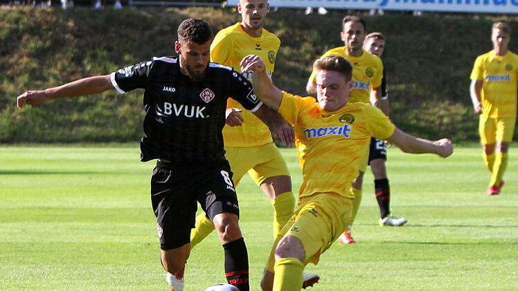 Der Würzburger Dore Gnasse (links) gegen seinen Bayreuther Kontrahenten Fotos: Günther Geiling