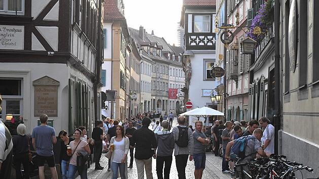 Mitte der letzten Woche ging es am Schlenkerla vergleichsweise ruhig zu. Genug Platz f&uuml;r Biertrinker, Radfahrer und Passanten. Das war nicht immer so.  Foto: Ronald Rinklef