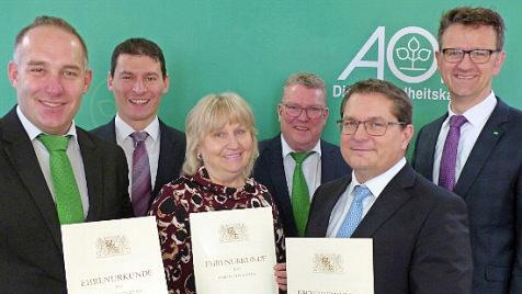 Dienstjubiläum in der AOK-Direktion Coburg v.l.: Michael Müller (25 Jahre), Privatkundenbereichsleiter Erwin Englsperger, Carmen Marr (40 Jahre), Verwaltungsleiter Martin Sauer, Oliver Skall (25 Jahre) und Direktor Christian Grebner Foto: AOK
