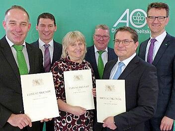 Dienstjubil&auml;um in der AOK-Direktion Coburg v.l.: Michael M&uuml;ller (25 Jahre), Privatkundenbereichsleiter Erwin Englsperger, Carmen Marr (40 Jahre), Verwaltungsleiter Martin Sauer, Oliver Skall (25 Jahre) und Direktor Christian Grebner Foto: AOK