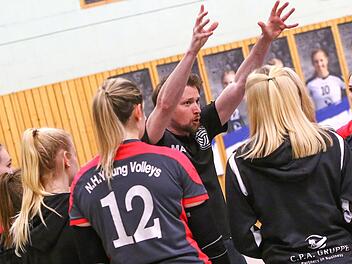 Macht Marc d'Andrea weiter? Die Young Volleys wollen ihren Trainer (Mitte) trotz des Abstiegs unbedingt halten. Foto: Monika Limmer