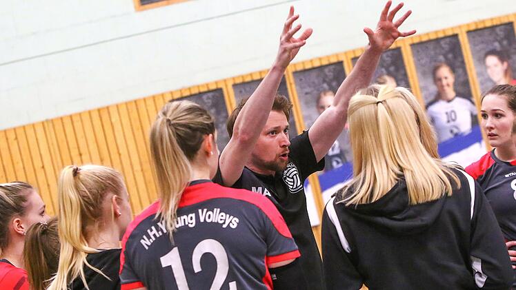 Macht Marc d'Andrea weiter? Die Young Volleys wollen ihren Trainer (Mitte) trotz des Abstiegs unbedingt halten. Foto: Monika Limmer