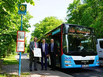 Horst Schauerte, Vorstand des Verkehrsunternehmens Wartburgmobil, übergibt symbolisch den neuen Linienplan des Wartburgkreises an Landrat Reinhard Krebs (Mitte) und an Udo Schilling, Erster Kreisbeigeordneter des Wartburgkreises. Foto: Kathrin Kupka-Hahn