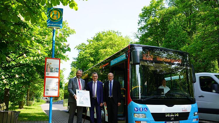 Horst Schauerte, Vorstand des Verkehrsunternehmens Wartburgmobil, übergibt symbolisch den neuen Linienplan des Wartburgkreises an Landrat Reinhard Krebs (Mitte) und an Udo Schilling, Erster Kreisbeigeordneter des Wartburgkreises. Foto: Kathrin Kupka-Hahn