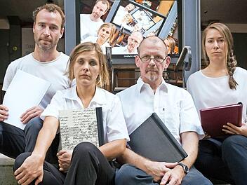 Sie tragen die Geschichte vor (von links): Frederic Heisig, Therese Frosch, Christoph Wehr und Marilena Lippmann.  Foto: Daniel Oppelt