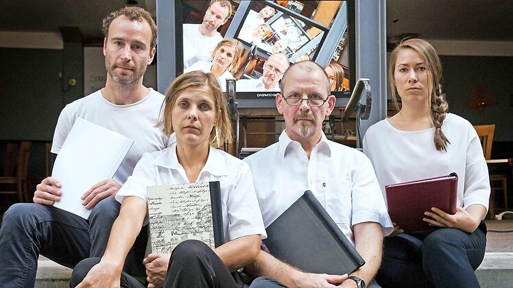 Sie tragen die Geschichte vor (von links): Frederic Heisig, Therese Frosch, Christoph Wehr und Marilena Lippmann.  Foto: Daniel Oppelt