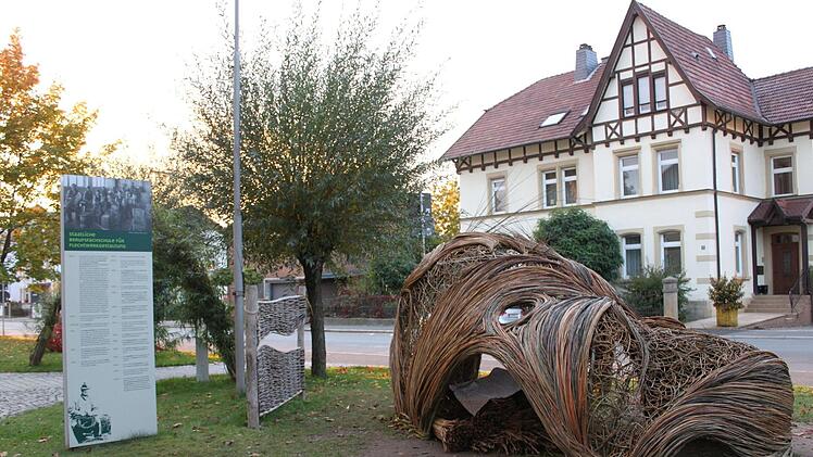 Wie ineinander gekämmte Haarsträhnen wirken die Weidenruten bei diesem Objekt, das einen Hingucker in der Kronacher Straße darstellt. Fotos: Popp
