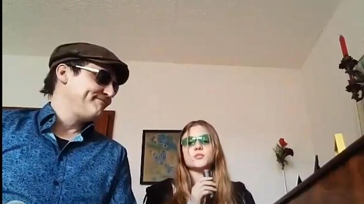 Screenshot aus dem Video "Ich komm' nie mehr nach New York" von Jürgen Fritz und seiner Tochter.