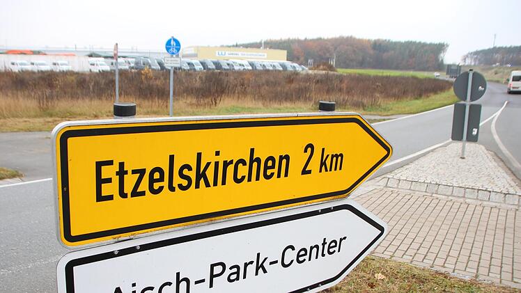 Auf dem Grundstück am Medbacher Kreisel neben dem  Wohnmobilhändler war ein Hotel geplant. Daraus wird nun nichts. Doch es gibt einen neuen Interessenten.  Foto: Andreas Dorsch