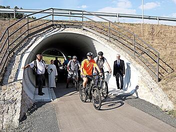 Den „Startschuss“ für eine kurze Radtour nach Ibind mit Landrat Wilhelm Schneider an der Spitze an der Tunnelunterquerung B 303 gaben Bürgermeister Hermann Niediek (links) und Baudirektor Manfred Rott (rechts), beobachtet von Pastoralreferentin An...