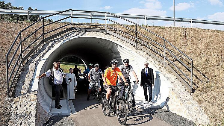 Den „Startschuss“ für eine kurze Radtour nach Ibind mit Landrat Wilhelm Schneider an der Spitze an der Tunnelunterquerung B 303 gaben Bürgermeister Hermann Niediek (links) und Baudirektor Manfred Rott (rechts), beobachtet von Pastoralreferentin An...