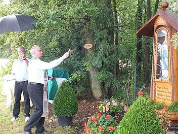 Stadtpfarrer Helmut Hetzel segnete die Gebetsstätte. Hans Kolb aus Haundorf hat die Marienstatue zur Verfügung gestellt.  Foto: Manfred Welker