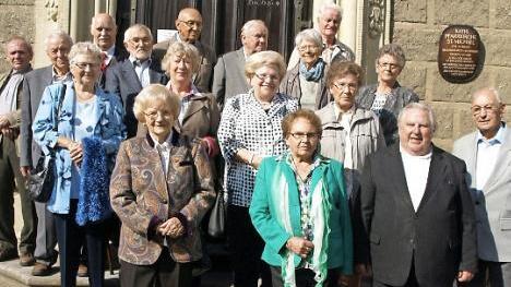 Die ehemaligen Schüler mit der Organisatorin Renate Jaruschek (vorne links) und Pfarrer Ottmar Pottler (Zweiter von rechts)  Foto: Wolfgang Ortlof