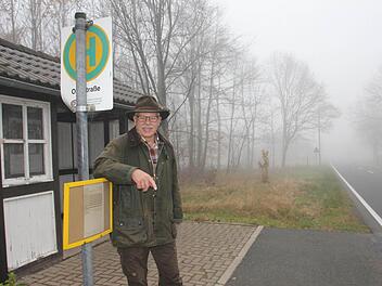 Hermann Bischoff an einem Bushaltehäuschen in Neuenbau. Nur wenige Meter entfernt war damals der Schlagbaum. Einfach in den Bus einsteigen konnte er 1954 dort nicht. Foto: Corinna Igler