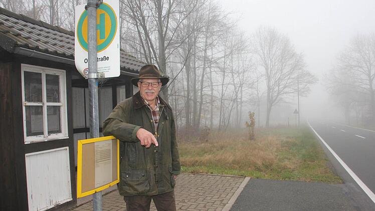 Hermann Bischoff an einem Bushaltehäuschen in Neuenbau. Nur wenige Meter entfernt war damals der Schlagbaum. Einfach in den Bus einsteigen konnte er 1954 dort nicht. Foto: Corinna Igler