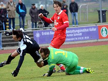 Die fatale Szene in der 29. Minute: BSV-Keeper Marc Oertelt stürmt aus seinem Kasten und erwischt den Sander Peter Heyer in voller Geschwindigkeit. Die Folge: Der 19-Tore-Mann erlitt einen doppelten Schien- und Wadenbeinbruch, er fällt monatelang aus.  Fotos: herzopress
