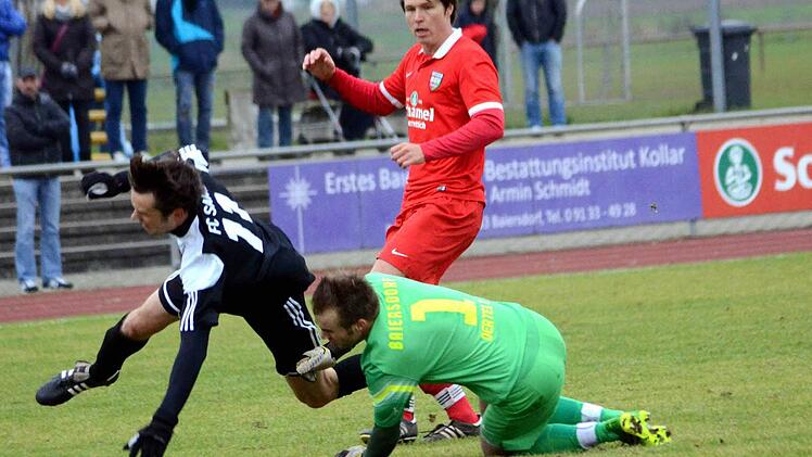 Die fatale Szene in der 29. Minute: BSV-Keeper Marc Oertelt stürmt aus seinem Kasten und erwischt den Sander Peter Heyer in voller Geschwindigkeit. Die Folge: Der 19-Tore-Mann erlitt einen doppelten Schien- und Wadenbeinbruch, er fällt monatelang aus.  Fotos: herzopress