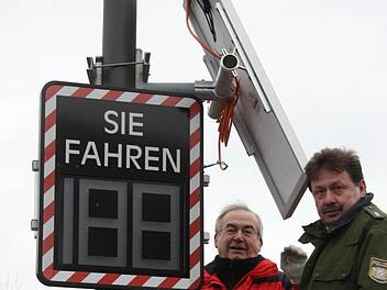 Johannes Deinlein (links) und Hubert Koch an der neuen Messanlage, die über ein Solarpanel verfügt. Foto: Karlheinz Franz