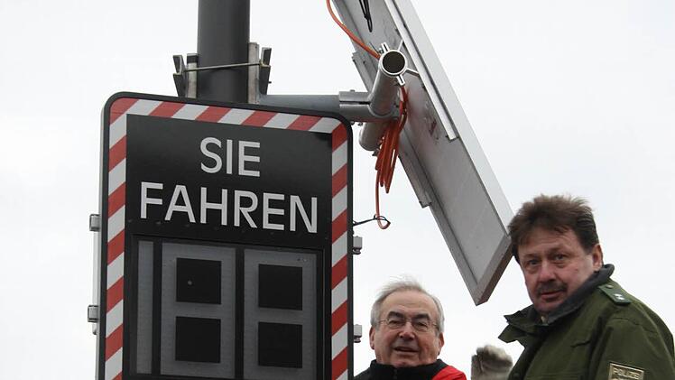 Johannes Deinlein (links) und Hubert Koch an der neuen Messanlage, die über ein Solarpanel verfügt. Foto: Karlheinz Franz