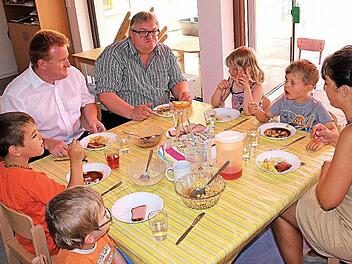 Auch der Maßbacher Bürgermeister Matthias Klement (hinten links) ließ sich den Leberkäse mit Bratkartoffeln und Blumenkohl beim "Promi-Essen" in der Kita Lauerland schmecken. 40 Kinder bekommen hier jeden Tag ein warmes Mittagessen.  Foto: Dieter Britz