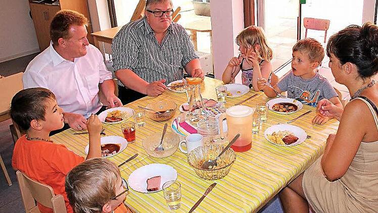 Auch der Maßbacher Bürgermeister Matthias Klement (hinten links) ließ sich den Leberkäse mit Bratkartoffeln und Blumenkohl beim "Promi-Essen" in der Kita Lauerland schmecken. 40 Kinder bekommen hier jeden Tag ein warmes Mittagessen.  Foto: Dieter Britz