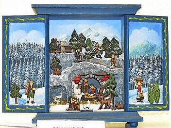 Der Krippenschrank der Familie Hofmann aus Neuensee zog die Blicke der Besucher auf sich. Foto: Klaus-Peter Wulf