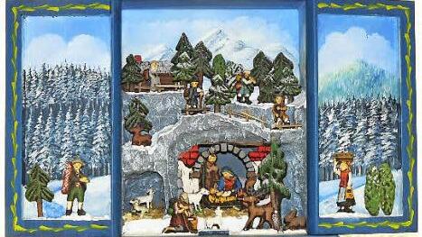 Der Krippenschrank der Familie Hofmann aus Neuensee zog die Blicke der Besucher auf sich. Foto: Klaus-Peter Wulf