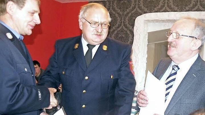 Stellvertretender Landrat Bernd Steger und Kreisbrandinspektor Hans-Ulrich Müller (von rechts) zeichneten Heinrich Letsch mit dem staatlichen Ehrenzeichen in Gold aus. Foto: Heike Schülein