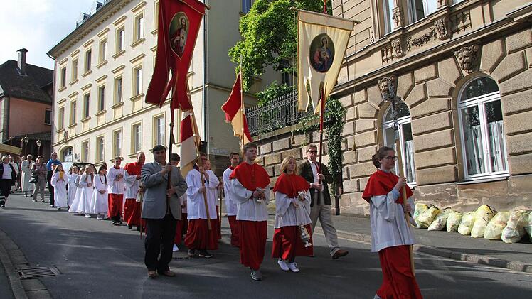 Die Fronleichnamsprozession in Kulmbach führte von der Stadtpfarrkirche "Unsere Liebe Frau" durch die Fußgängerzone zum Marktplatz und dann wieder durch die Obere Stadt zurück zum Gotteshaus. Foto: Sonny Adam
