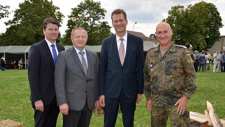 Auch Politiker waren zu Gast beim Jubiläum auf dem Lagerberg. Der Kommandeur des Ausbildungszentrums Infanterie, Brigadegeneral Gert-Johannes Hagemann (von links), konnte neben Ralf Brauksiepe, parlamentarischer Staatssekretär im Verteidigungsministerium, auch Landrat Thomas Bold und den Landtagsabgeordneten Sandro Kirchner begrüßen.