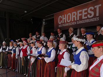 Den weitesten Weg zum Chorfest Coburg hatte der Koris Valmiera aus Lettland, der beim Auftritt auf dem Markt mit seinen schicken Trachten auch viele Blick auf sich zog.Foto: Jochen Berger