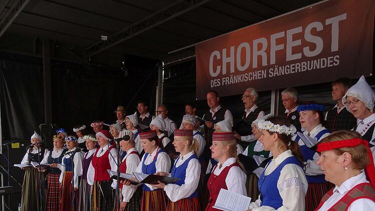 Den weitesten Weg zum Chorfest Coburg hatte der Koris Valmiera aus Lettland, der beim Auftritt auf dem Markt mit seinen schicken Trachten auch viele Blick auf sich zog.Foto: Jochen Berger