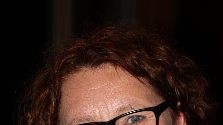 "Ich wollte die Stimmung hier erleben, wie die Kandidaten in der direkten Ansprache reagieren", begründet Antje Kopp aus Aschach, weshalb sie zur Podiumsdiskussion gekommen ist. Als Mitglied der Partei "Bündnis 90/Die Grünen" hat sie  eine klare Favoritin. "Skandalös" fand sie, dass sich die letzte Fragerunde ausgerechnet mit der Verfassungskonformität der AfD beschäftigte und deren Kandidatin mit ihrem Statement auch noch den Schlusspunkt setzte. "Diese Frage hätte dort nicht hingehört", sag...