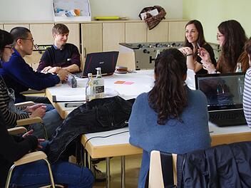 Sabine De Schutter (2. v. r.) spricht mit den Studenten über die Möglichkeiten, mit Licht zu arbeiten. Foto: Marco Meißner