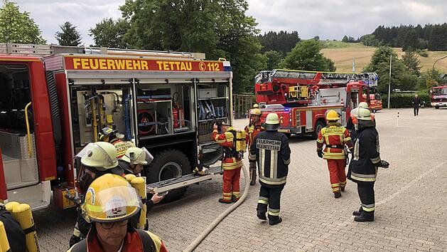 Die Tettauer Feuerwehr beim Einsatz an der Schule. Foto: Christian Wick