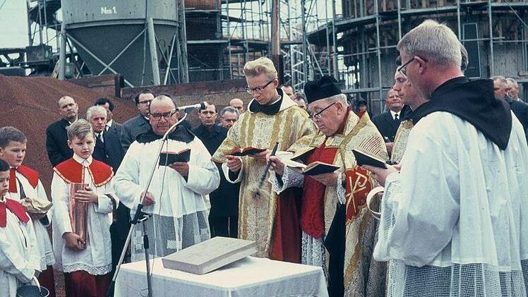 Dekan Georg Paulus segnete am 5. November 1967 den Grundstein. Rechts neben den Ministranten Karmelitenpater Dominikus Gaul.  Pfarrarchiv