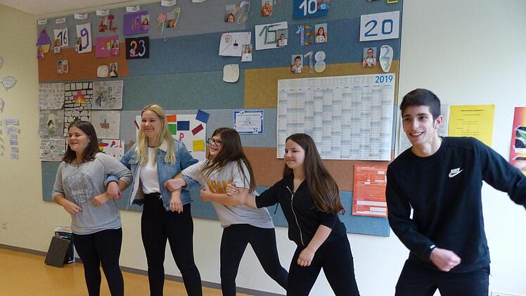 Nahezu jeden Musikwunsch erfüllten bei der "Jukebox" Sina, Nicole, Nora und Francesco, die nicht nur hingebungsvoll sangen, sondern auch tänzerische Einlagen boten. Foto: Manfred Mellenthin