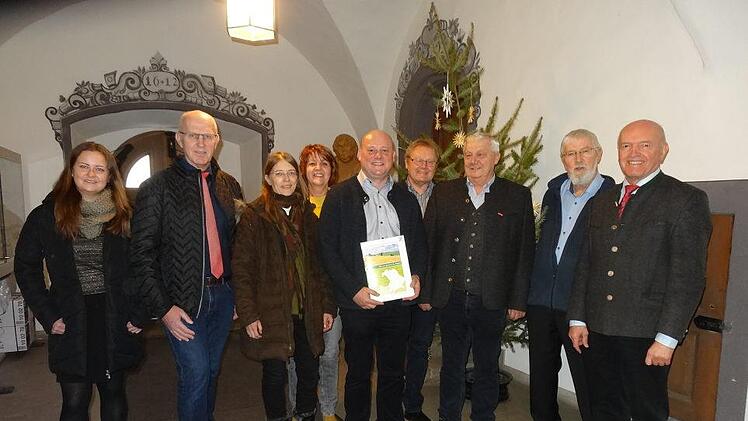 Die Übergabe des "Leader"-Förderbescheids für die geplante Dauerausstellung  mit Fundstücken und Informationen zur Burgruine Osterburg fand dieser Tage statt: (von links) Mirjam Eckert (LAG-Geschäftsstelle), "Leader"-Koordinator  Wolfgang Fuchs, Regionalmanagerin Ursula Schneider, Ulla Sippach,  Bürgermeister Georg Seiffert, Paul Dinkel, Bruno Werner, Wolfgang Schön  und Landrat/LAG Vorsitzender Thomas Habermann. Foto: Marion Eckert