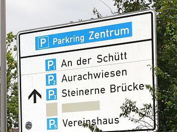 Auf den vorhandenen Hinweisschildern könnten die insgesamt zur Verfügung stehenden Stellplätze mit erfasst werden, schlug Bürgermeister German Hacker vor.
