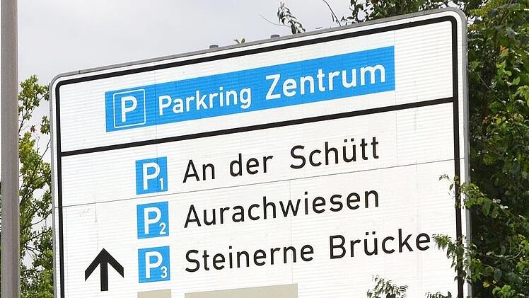 Auf den vorhandenen Hinweisschildern könnten die insgesamt zur Verfügung stehenden Stellplätze mit erfasst werden, schlug Bürgermeister German Hacker vor.