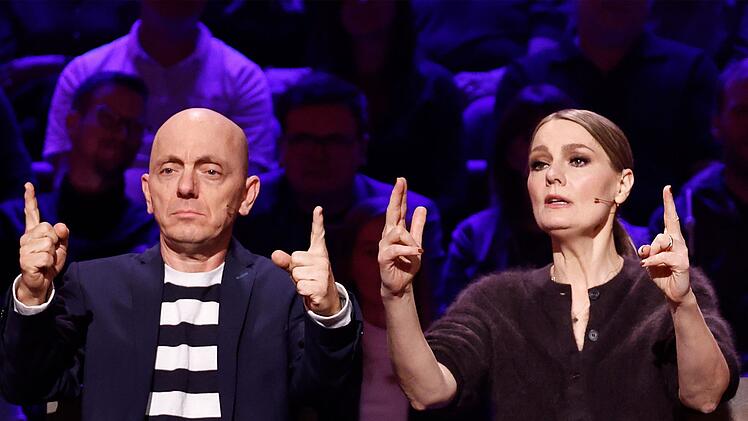 Bernhard Hoëcker und Martina Hill prüfen, ob sie das gleiche Gefühl für Länge besitzen.