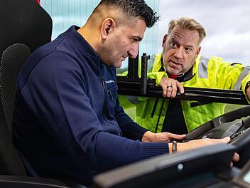 H&ouml;chste Aufmerksamkeit erforderlich: Fahrlehrer Bastian Peters (rechts) schult Kemal Isci in den T&uuml;cken des Busfahrens. Viel Zeit f&uuml;r die Ausbildung bleibt nicht.