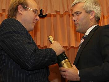 Stellvertretender SPD-Kreisvorsitzender Timo Ehrhardt (rechts) gratulierte Vorsitzendem Ralf Pohl nach dessen Wiederwahl. Fotos: Alexander Müller