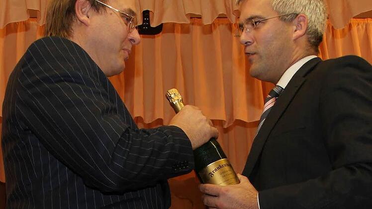 Stellvertretender SPD-Kreisvorsitzender Timo Ehrhardt (rechts) gratulierte Vorsitzendem Ralf Pohl nach dessen Wiederwahl. Fotos: Alexander Müller