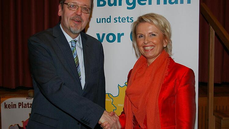 Jochen Keßler-Rosa nimmt die Glückwünsche von Landrätin Tamara Bischof entgegen. Foto: Tom Müller