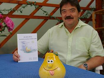 Er hat die Vitamine, die man als Autor braucht. Roland Gitschner hat aus einer kleinen Birne den Hauptdarsteller eines Kinderbuchs gemacht und sich selbst damit einen Traum erfüllt. Foto: Tom Müller