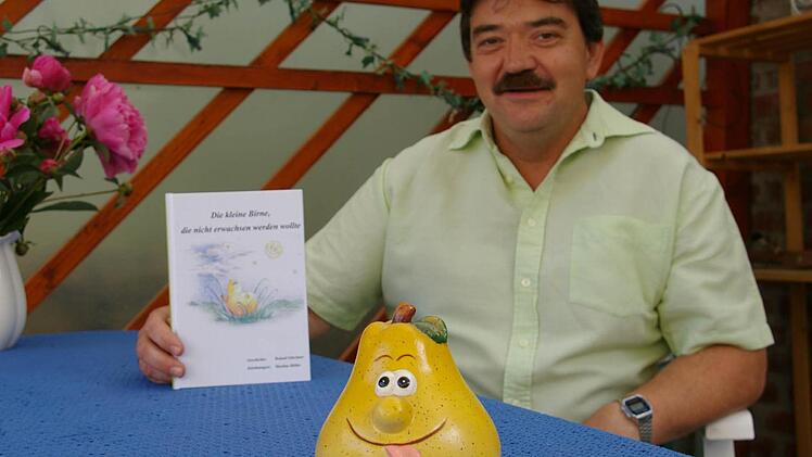 Er hat die Vitamine, die man als Autor braucht. Roland Gitschner hat aus einer kleinen Birne den Hauptdarsteller eines Kinderbuchs gemacht und sich selbst damit einen Traum erfüllt. Foto: Tom Müller